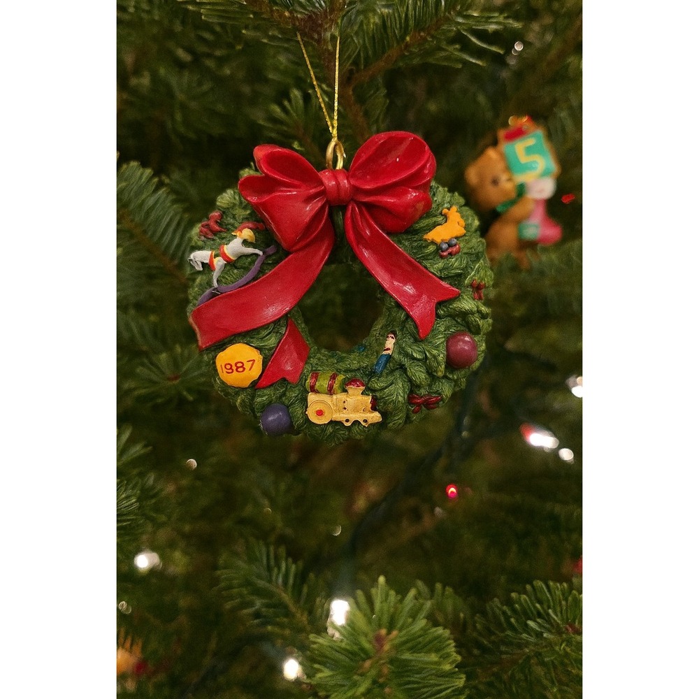 1987 Hallmark Keepsake Collector's Club Christmas Ornament "Wreath of Memories"
